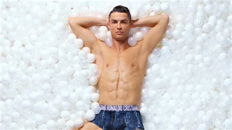 ronaldo nude|Cristiano Ronaldo saffiche complètement nu sur ses ...